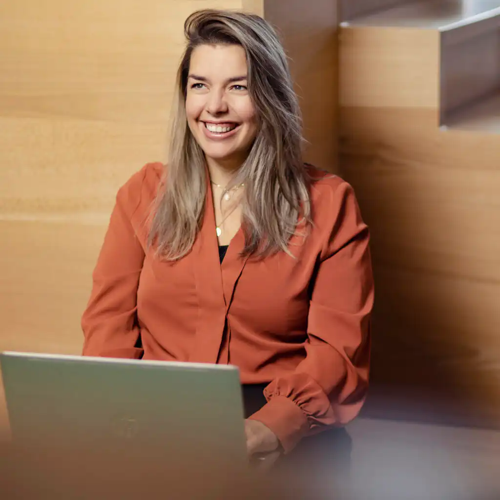 Foto van persoon die op een laptop aan het werk is