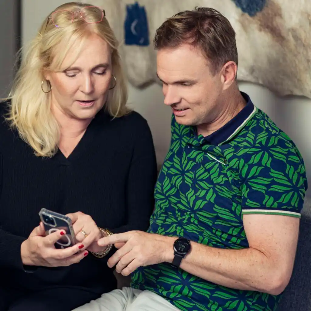 Twee personen die Intramed op de mobiel gebruiken