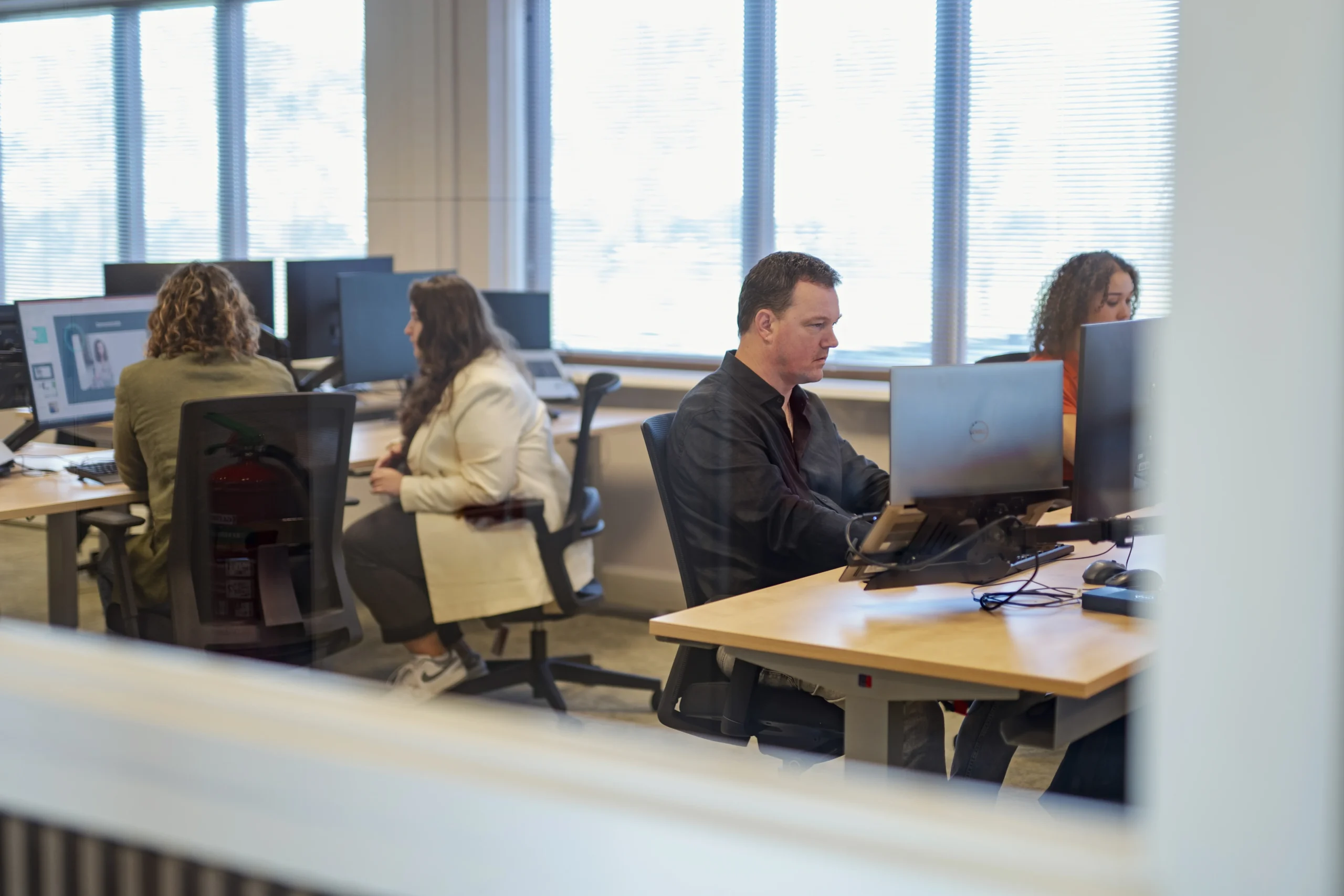 Medewerkers van Intramed die aan het werk zijn op kantoor